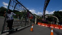 Taman Margasatwa Ragunan ditutup untuk umum pada tanggal 25, 31 Desember 2020 dan 1 Januari 2021. Selain tiga tanggal tersebut, Ragunan tetap buka seperti biasa.