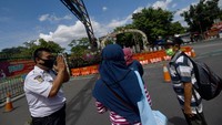 Petugas keamanan menjelaskan kepada warga terkait penutupan Taman Margasatwa Ragunan.