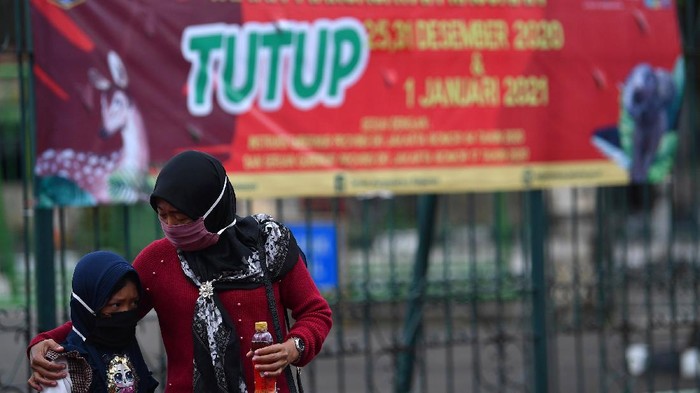 Pemprov DKI Jakarta menutup tempat wisata seperti Taman Margasatwa Ragunan saat libur Natal dan Tahun Baru 2021. Ini dilakukan untuk menghindari keramaian dan penyebaran virus.