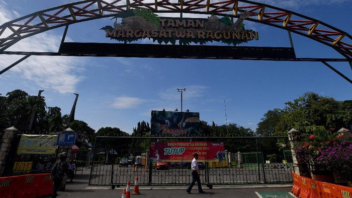 Pemprov DKI Jakarta menutup tempat wisata seperti Taman Margasatwa Ragunan saat libur Natal dan Tahun Baru 2021. Ini dilakukan untuk menghindari keramaian dan penyebaran virus.