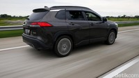 Saat tahun pertama peluncuran mobil dengan mesin bensin berkode 2ZR-FBE 1.8 liter itu bisa mengumpulkan penjualan sebanyak 449 unit, sedangkan model Corolla Cross hybrid mampu terdistribusi 652 unit pada tahun yang sama. Pun demikian setahun berikutnya, Corolla Cross hybrid lebih banyak disukai masyarakat Indonesia daripada versi non hybrid. Sebanyak 1.304 unit Corolla Cross hybrid terjual, sedangkan varian non hybrid cuma 215 unit. (Foto:  Muhammad Ridho/detikcom)