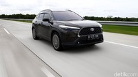 Toyota Astra Motor juga menghentikan penjualan Corolla Cross versi bensin. Toyota akan lebih fokus menjual Corolla Cross varian hybrid. Berdasarkan data wholesales Gaikindo, Toyota Corolla Cross bensin terakhir kali terdistribusi pada Agustus 2021. Sejak saat itu, Corolla Cross dengan bekal mesin 1.800 cc non hybrid itu tidak dikirim ke dealer lagi. Corolla Cross non hybrid pertama kali diperkenalkan pada Agustus 2020. Peluncurannya dengan versi hybrid, tapi penjualan Corolla Cross non hybrid kalah laris. (Foto:  Muhammad Ridho/detikcom)