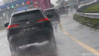 Hujan deras yang mengguyur selama perjalanan dilalui tanpa hambatan. Hujan deras yang mengguyur selama perjalanan dilalui tanpa hambatan.
