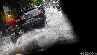 Genangan banjir imbas hujan deras yang mengguyur ditakhlukkan dengan mudah. Genangan banjir imbas hujan deras yang mengguyur ditakhlukkan dengan mudah.