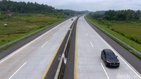 Melintasi Tol Trans Jawa, perjalanan Road Trip Jakarta-Bali bersama Toyota Corolla Cross Hybrid disuguhkan pemandangan alam yang mempesona.
