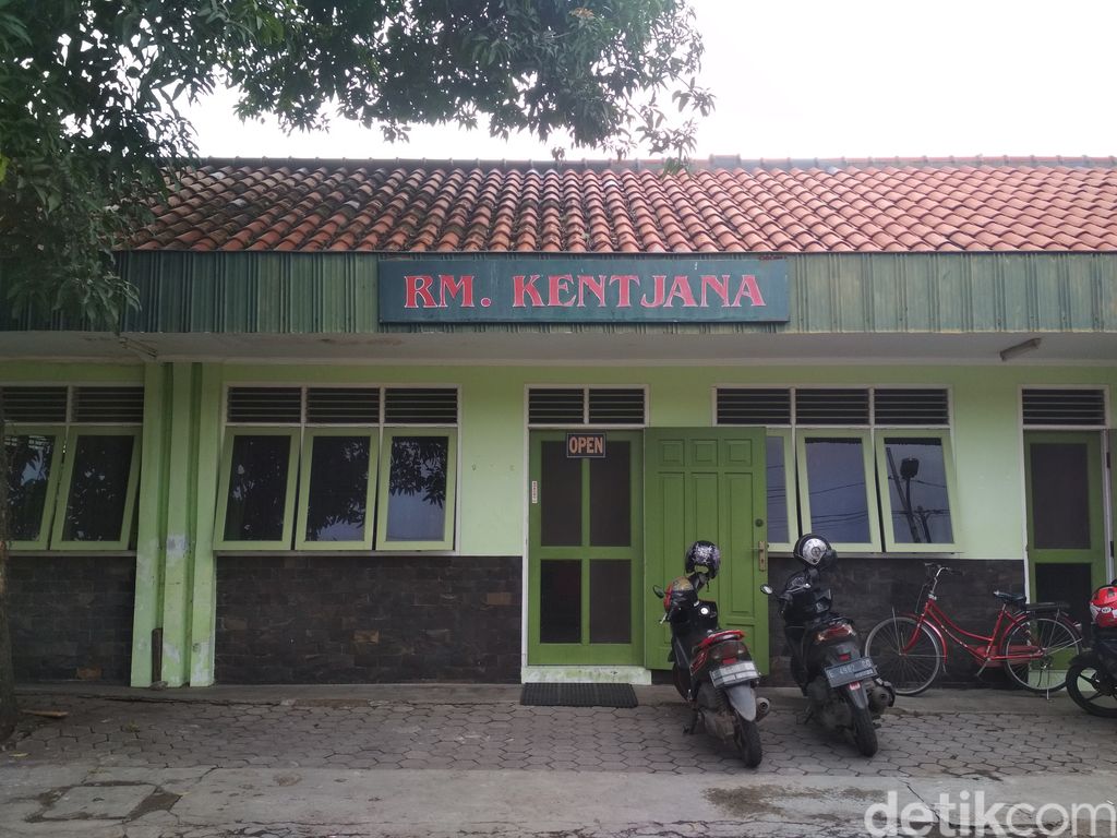Gado-gado dan Ayam Panggang RM Kencana yang Betahan Lezatnya 58 Tahun