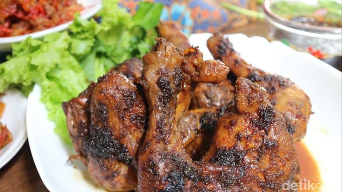 Rumah makan kentjana Gado-gado dan Ayam Panggang RM Kencana yang Betahan Lezatnya 58 Tahun