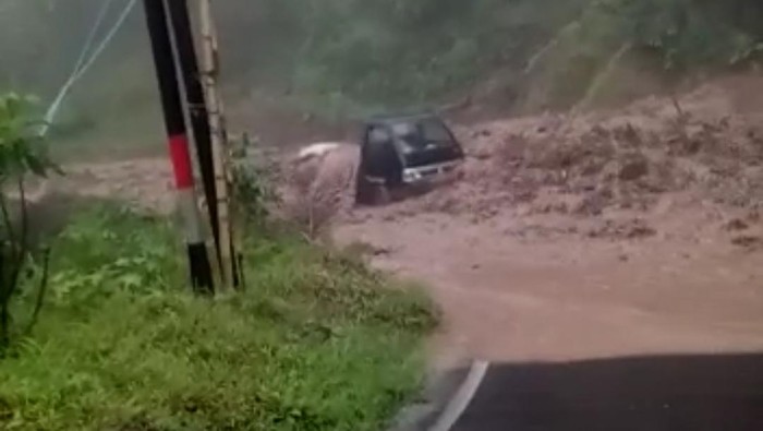 Sebuah mobil pikap nyaris masuk jurang terseret material longsor