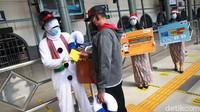 Kemeriahan momen Natal 2020 terlihat di Stasiun Kereta Api (KA), salah satunya Stasiun Pasar Senen. Para calon penumpang KA yang menunggu keberangkatan di sapa Petugas berkostum Manusia Salju dan melakukan sosialisasi protokol kesehatan. Kegiatan memeriahkan momen Natal di Stasiun ini juga diikuti pembagian masker dan souvenir untuk penumpang KA.