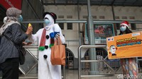 Petugas juga memberikan himbauan melalui poster agar calon penumpang tetap menerapkan protokol pencegahan Covid-19 dengan 3M, memakai masker, menjaga jarak dan mencuci tangan.