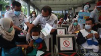 Kepala Daerah Operasi 1 PT KAI, Eko Purwanto membagikan masker dan souvenir kepada calon penumpang yang menunggu keberangkatan di Stasiun Pasar Senen, Jakarta, Jumat (25/12/2020).