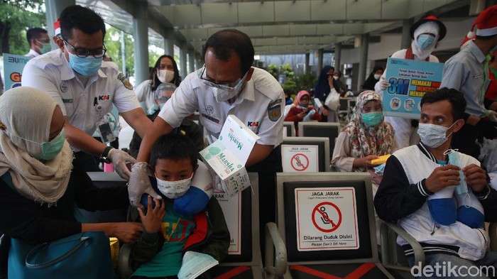 Stasiun Senen Jadi Sasaran Kampanye Prokes di Masa Libur Nataru Edukasi penerapan protokol kesehatan (prokes) terus digalakkan. Kali ini, Stasiun Pasar Senen, Jakarta jadi sasaran demi memutus rantai penyebaran COVID-19.
