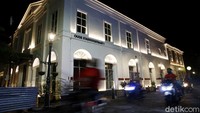 Keindahan malam kota lama Semarang terlihat jelas dengan menampilkan desain bangunan kota-kota lama yang memang dijaga kelestariannya.