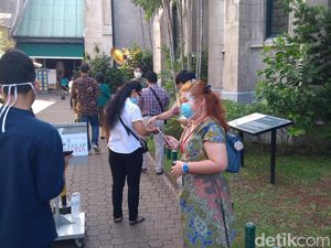 Video Peserta Misa di Katedral Menurun di Hari Natal