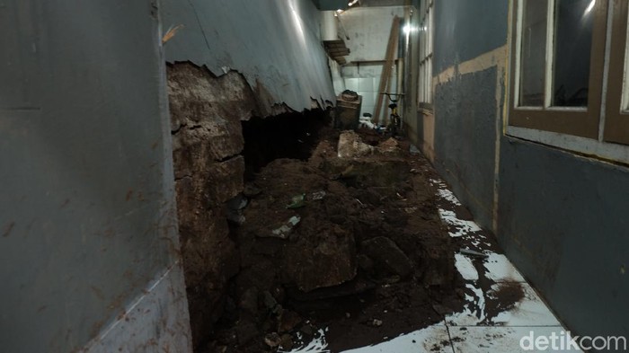Tembok rumah warga Cipaganti Bandung jebol akibat banjir