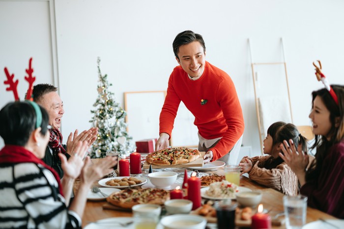 Tips Aman dan Puas Makan Sajian Natal di Rumah Kerabat