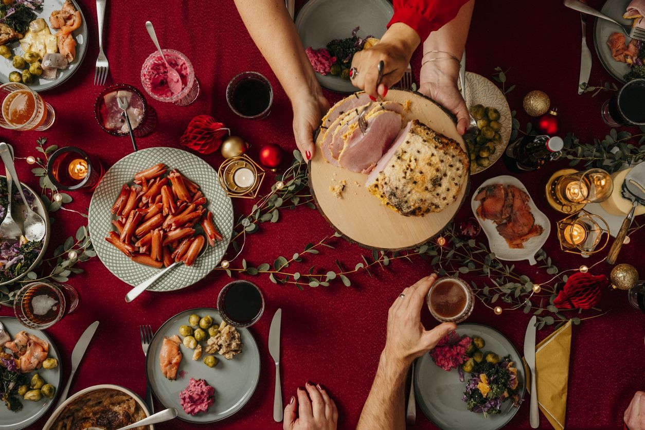 Tips Aman dan Puas Makan Sajian Natal di Rumah Kerabat