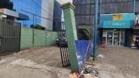 TKP kecelakaan maut mobil milik polisi tabrak motor di Jaksel. Tembok yang tertabrak mobil tampak miring (Taufieq/detikcom)