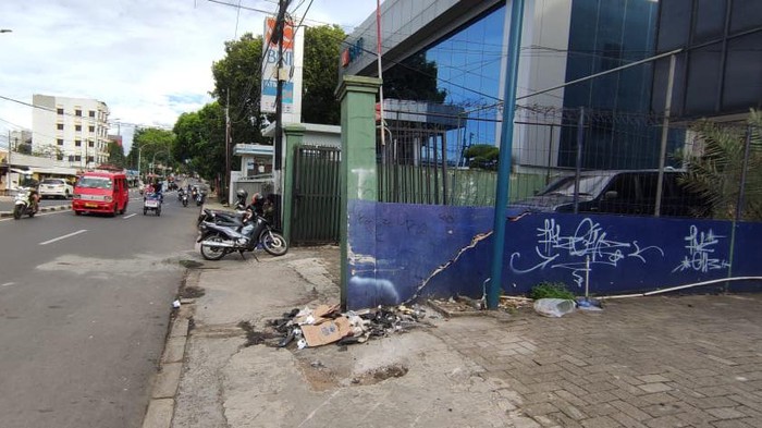 TKP kecelakaan maut mobil milik polisi tabrak motor di Jaksel