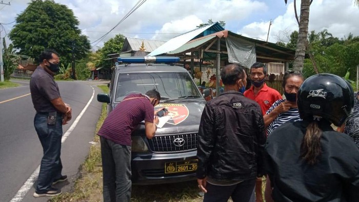 Polisi cek lokasi warga Bali pungut uang yang bertebaran di jalanan.