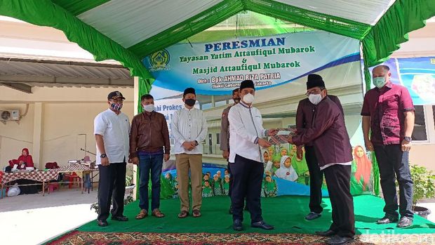 Wagub DKI Jakarta dalam peresmian Yayasan Yatim dan Masjid At Taufiqul Mubarok di Muara Angke, Jakut (Karin Nur Seha/detikcom)