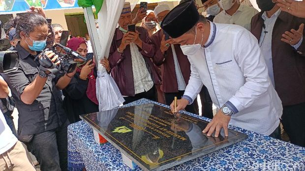 Wagub DKI Jakarta dalam peresmian Yayasan Yatim dan Masjid At Taufiqul Mubarok di Muara Angke, Jakut (Karin Nur Seha/detikcom)