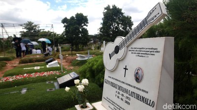 Ziarah Makam di Hari Natal