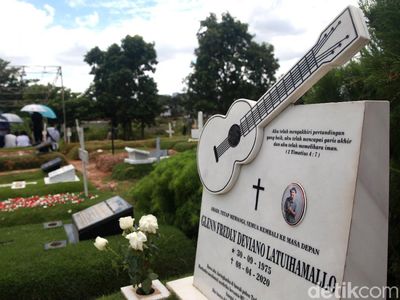 Ziarah Makam di Hari Natal