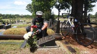 Mereka juga meletakkan bunga di makam sanak saudaranya.