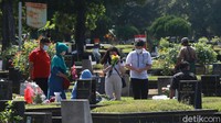 Para peziarah datang untuk mendoakan dan membersihkan makam kerabatnya.