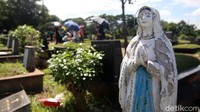 TPU Tanah Kusir merupakan salah satu makam yang selalu ramai oleh peziarah.