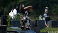 Berziarah ke makam keluarga menjadi momen yang tak dapat ditinggalkan saat merayakan Natal.