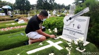 Keluarga melakukan ziarah ke makam Glenn Fredly di TPU Tanah Kusir, Jakarta Selatan.