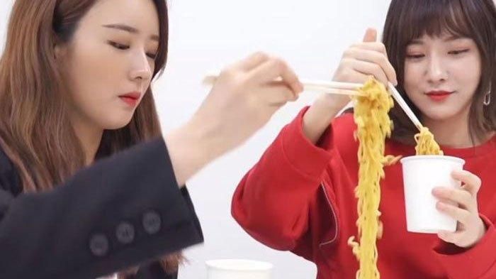 5 Bintang Kpop Ini Jatuh Cinta dengan Mie Instan Indonesia