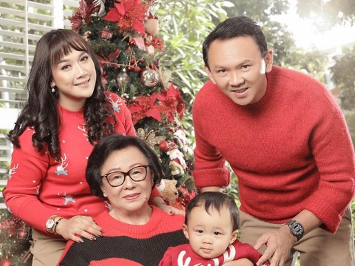 Gaya Ahok dan Puput di Foto Natal Pertama, Kompak Serba Merah