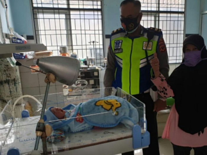 Aksi heroik seorang anggota Satlantas Polres Sukabumi kawal ibu melahirkan