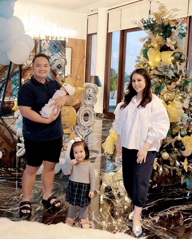 Meskipun dirayakan dengan sederhana di rumah saja, momen Natal Momo eks Geisha dengan keluarganya tetap spesial. Sebab dia mendapatkan kado Natal terindah yakni lahirnya anak kedua yang tanggalnya berdekatan dengan Hari Raya umat Nasrani tersebut. Dear God, thank you for the precious christmas gift, tulisnya. Foto: Instagram