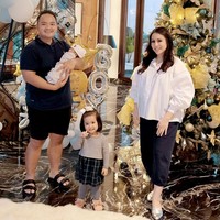 Meskipun dirayakan dengan sederhana di rumah saja, momen Natal Momo eks Geisha dengan keluarganya tetap spesial. Sebab dia mendapatkan kado Natal terindah yakni lahirnya anak kedua yang tanggalnya berdekatan dengan Hari Raya umat Nasrani tersebut. Dear God, thank you for the precious christmas gift, tulisnya. Foto: Instagram