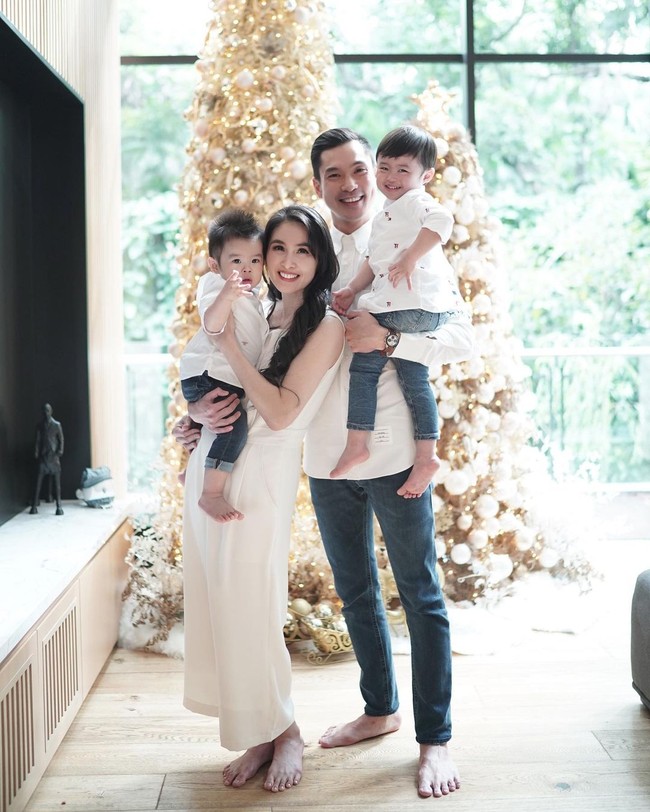 Beberapa seri foto Natal dibagikan Sandra Dewi lewat Instagram. Salah satunya potret keluarga kecilnya beranggotakan empat orang yang terlihat sangat manis dan hangat dengan dekorasi Ntal bernuansa keemasan. Foto: Instagram