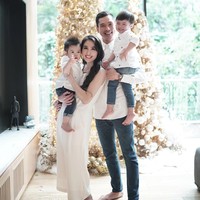 Beberapa seri foto Natal dibagikan Sandra Dewi lewat Instagram. Salah satunya potret keluarga kecilnya beranggotakan empat orang yang terlihat sangat manis dan hangat dengan dekorasi Ntal bernuansa keemasan. Foto: Instagram