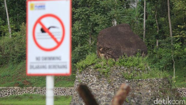 Batu eon ada di tengah kolam penampungan air PLTA Cikalong Bandung