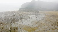 Foto atas menunjukkan permukiman warga yang rata usai diterjang tsunami 2004 silam. Sementara foto bawah menggambarkan suasana permukiman yang kembali dibangun beberapa tahun setelah bencana. Ulet Ifansasti/Getty Images.