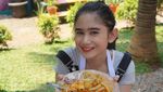 Cantiknya Tissa Biani Saat Berkebun dan Masak