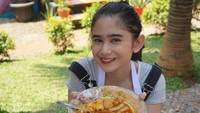 Setelah masak, ia juga mencoba hasil masakannya. Sepertinya Tissa membuat ragam fish cake berbalut bumbu Korea. Foto: Instagram tissabiani