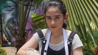 “Mau aku masakin apa hari ini? 😋” tanya Tissa di keterangan foto. Wah! Sepertinya Tissa sudah jago masak nih. Foto: Instagram tissabiani