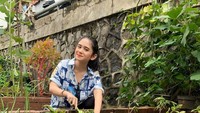Pemain film Anak Garuda ini juga pernah belajar berkebun di pekarangan rumah. Kira-kira tanaman apa yang ditanam Tissa ya? Foto: Instagram tissabiani