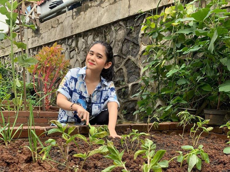Cantiknya Tissa Biani Saat Berkebun dan Masak