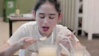 Wanita 18 tahun ini eksis di Instagram dengan lebih dari 3 juta followers. Di foto ini Tissa menunjukkan hendak melahap makanan. Foto: Instagram tissabiani