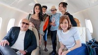 Seperti ini momen akrab Tissa dan keluarga sang pacar, Dul. Saat itu mereka sekeluarga liburan ke Bali. Foto: Instagram tissabiani