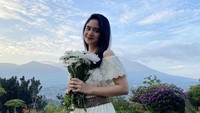 Pemilik nama lengkap Tissa Biani Azzahra ini menjalin hubungan dengan putra bungsu Maia Estianty, Dul Jaelani. Dul bahkan bilang ingin menikah muda dengan Tissa. Foto: Instagram tissabiani